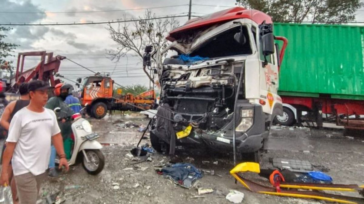 La route Pantura Pati peut de nouveau être traversée après avoir heurté un bus de 2 camions Tronton, 6 personnes tuées