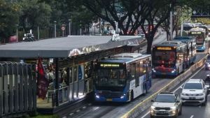 Transjakarta Janji Ganti Rugi Kerusakan Akibat Bus Tabrak Kios dan Rumah di Cakung