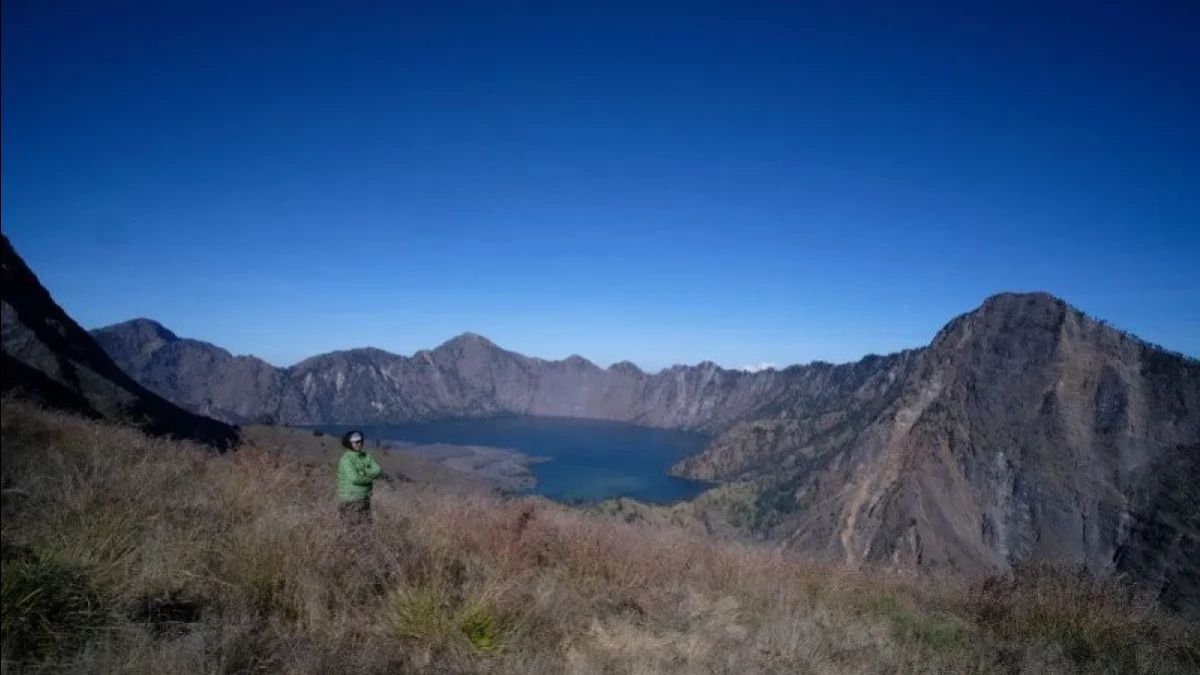 Bule Rusia Diduga 'Nanjak' Ilegal ke Gunung Rinjani Hilang, Tim SAR Lakukan Pencarian