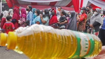 Purchases Are Limited, But Cooking Oil Of Rp. 14,000/liter Is Still Often Sold Out, Residents Buy It While Taking Their Family