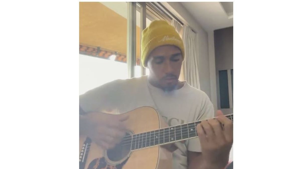 Hamilton Posts Video Playing Guitar, Netizen Calls For Collaboration With Vettel Who Can Drum