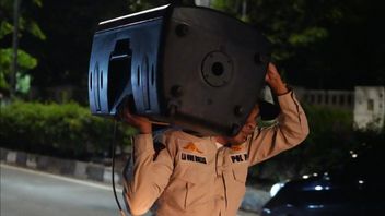an Karaoké Pebble Shop dispose de PP Satpol, dizaines de haut-parleurs et de microphones saisis