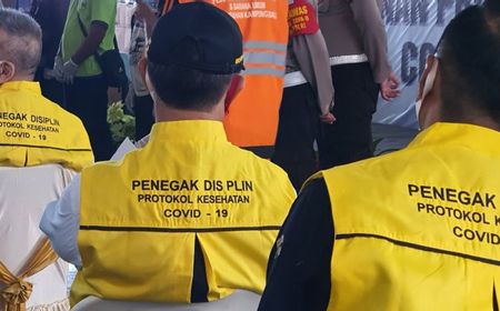 Disaksikan Lulung, Polda Beri Rompi Penegak Disiplin Protokol Kesehatan ke Ormas Tanah Abang