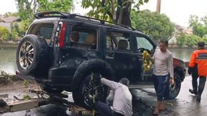 Hindari Pemotor, Mobil Ford Terperosok ke Dalam Sungai di Daan Mogot 