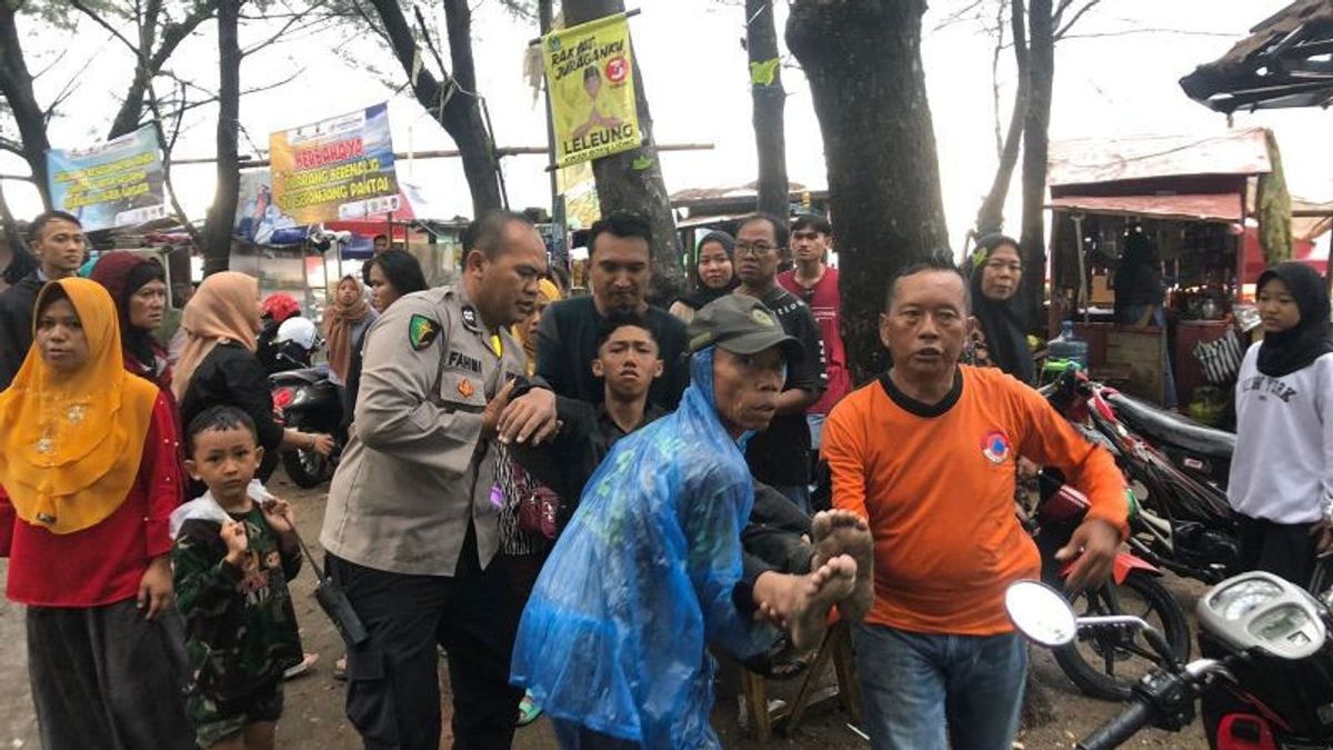 Kaget dengan Suara Petir, Pedagang di Pantai Istana Presiden Sukabumi Pingsan