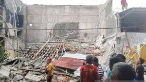 One Person Dies When A Building Collapses In Solo's Iron Market