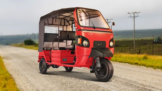 Mahindra Launches Super E-Alpha, Looks Like Jadul's Red Bajaj