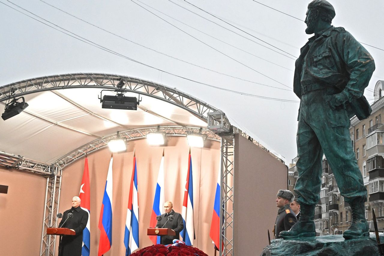 ウラジーミル プーチンに会う キューバ大統領は米国をほのめかし フィデル カストロ記念碑の建設に感謝