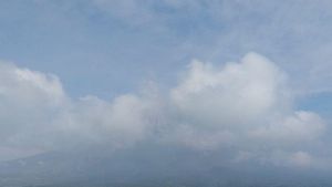 塞梅鲁火山喷发伴随着热云发射