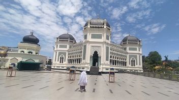 紧急 Ppkm， 阿尔马松大清真寺棉兰仍然举行开斋节祈祷