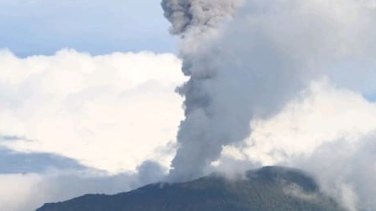 イブ山が再び噴火し、1.2キロメートルの高さの灰を発射