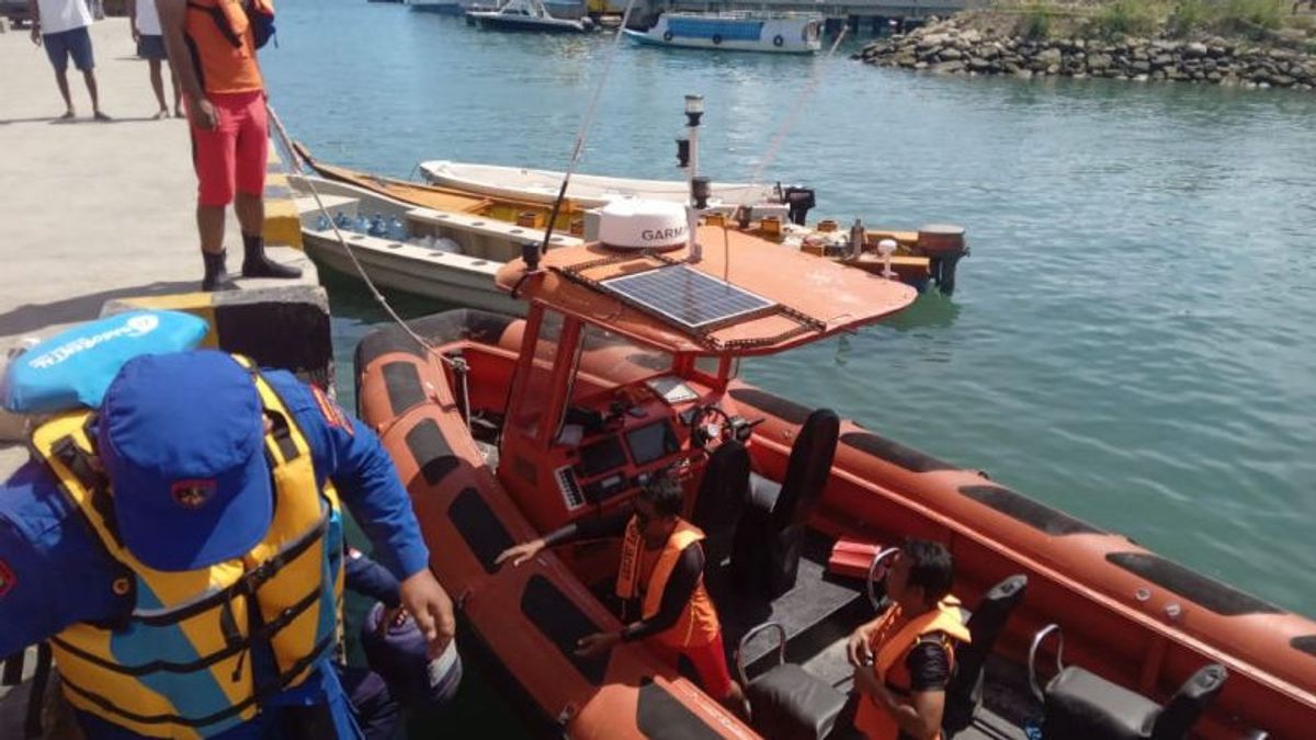 The SAR Team Searches 17 Passengers Of The Pinisi Ship In Labuan Bajo