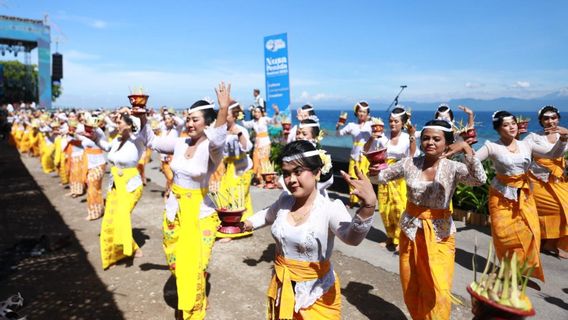 Meriah, Puluhan Penari Pendet Pasepan Meriahkan Pembukaan Nusa Penida Festival ke-8 2025