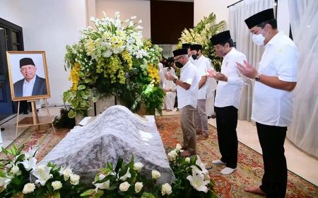 Melayat ke Rumah Arifin Panigoro, Jokowi Sempat Salat Jenazah dan Ucapkan Bela Sungkawa ke Keluarga