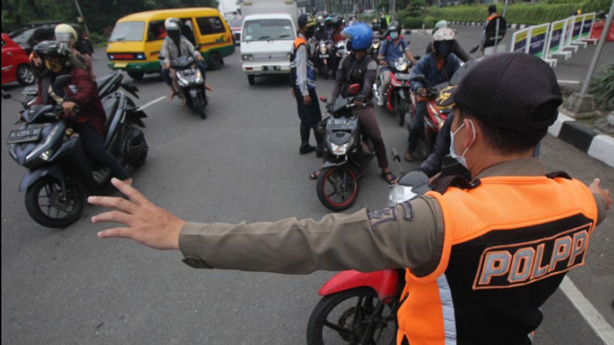 Head Of DKI Jakarta Transportation Agency Claims Traffic Volume In Jakarta Dropped By 62 Percent During Emergency PPKM