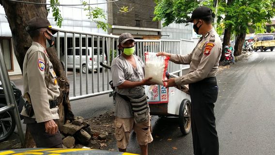 帮助穷人， 警察把大米分给清道夫和垃圾商人