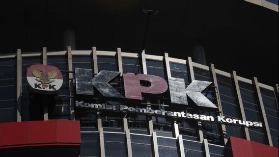 PKP2Bの場合、KPKはサミン・タンからエニ・サラギにお金を与える