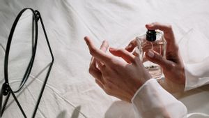 Jangan Digosok, Ini 4 Tips Menjaga Parfum Awet Wangi 