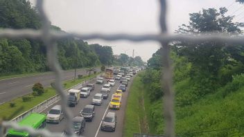 D-3 Eid Al-Fitr, The Flow Of Vehicles Entering The Semarang-Solo Toll Road Is Dense