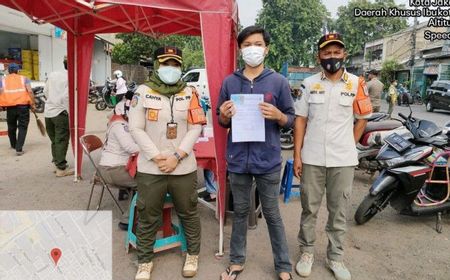 Lupa Pakai Masker, Puluhan Warga Kalideres Jakbar Disanksi Menyapu Jalan