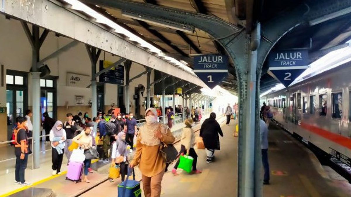لا يزال هناك مسافرون وصلوا للتو إلى محطة جيمبر عندما تنتهي عطلة العيد