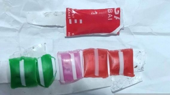 Bringing White Crystal Packages Allegedly Methamphetamine To Sungailiat Bangka Prison, Man With Initials MDSR Arrested By Officers