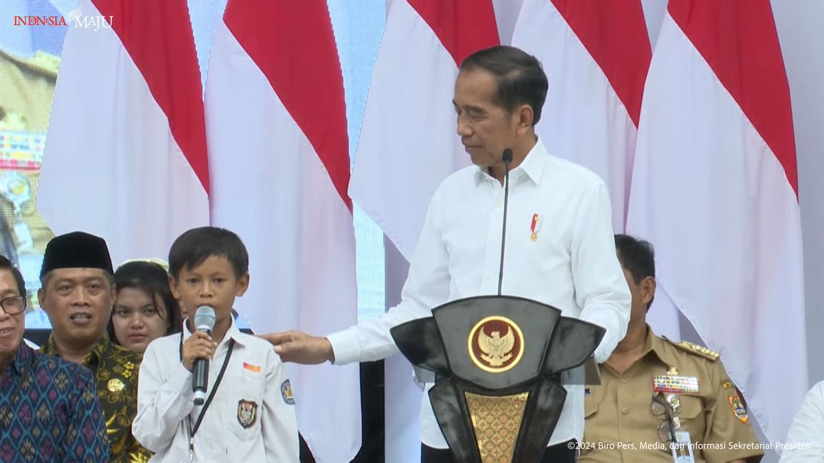 Le moment de Jokowi dit qu’un élève de l’école primaire à Magelang était mince qu’il était enfant