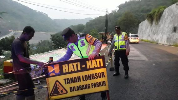 Hujan Deras, Tembok Penahan Jalan Nasional Trenggalek-Ponorogo Jebol Akibat Longsor