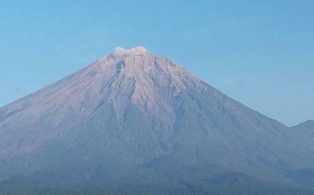 Gunung Semeru Erupsi dengan Kolom Abu Vulkanik Setinggi 500 Meter