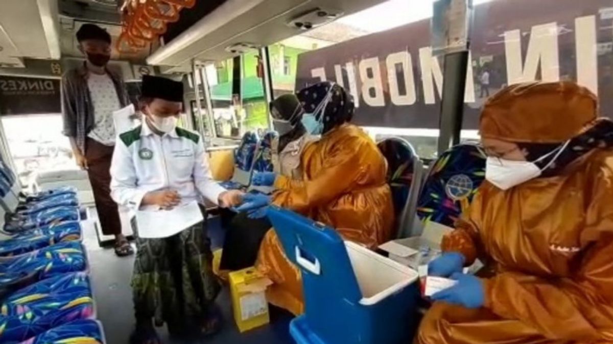 Un Autobus Scolaire à Cianjur Transformé En Autobus Mobile Pour Les Vaccins