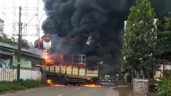 شاحنة الستايروفوم التي تعثرت بسبب كابلات الطاقة الجوية تشتعل فيها النيران