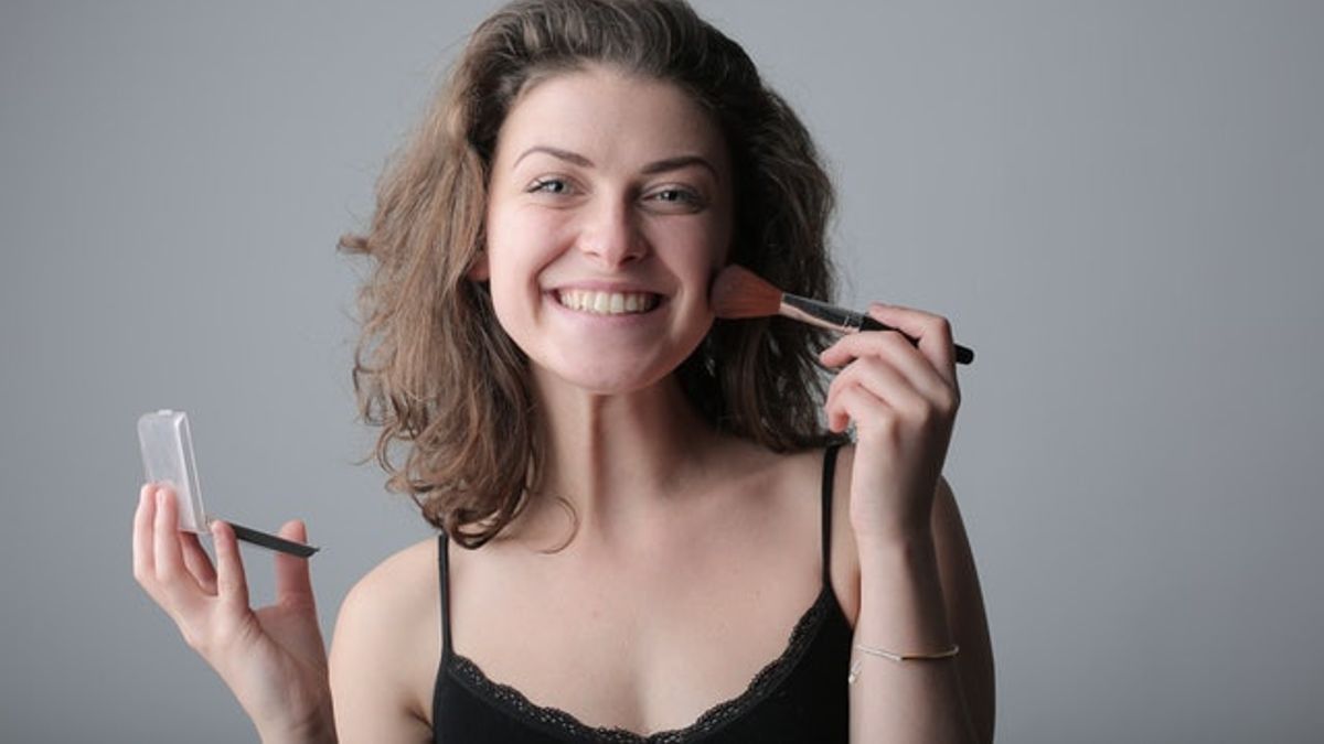Tips Memilih Makeup Sesuai Warna Kulit ala Alma Tando