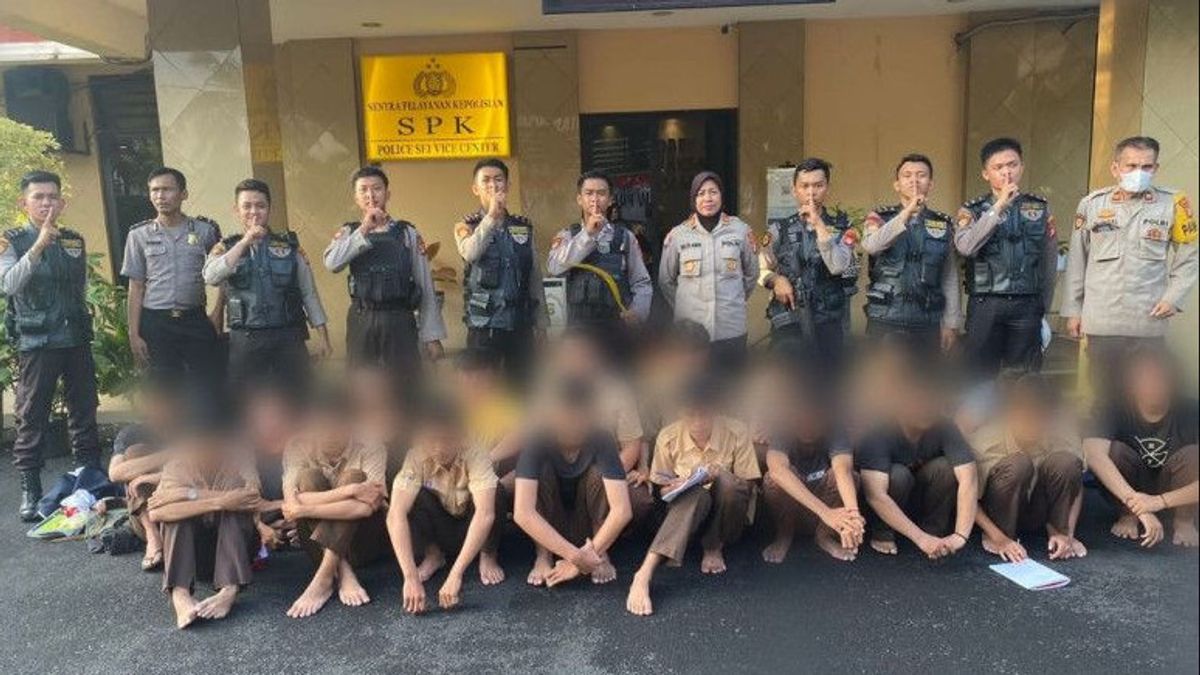 Bawa Senjata Tajam, 18 Pelajar SMA Berseragam Pramuka Digelandang ke Polres Jakbar