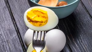 Alasan Ilmiah Menambahkan Garam Membuat Telur Rebus Lebih Sempurna