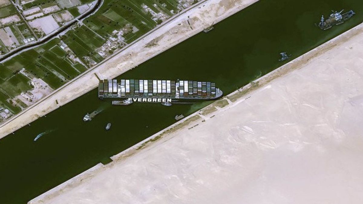 Un Porte-conteneurs Toujours Vert Se Perfectionne Avec Succès Sur Le Canal De Suez