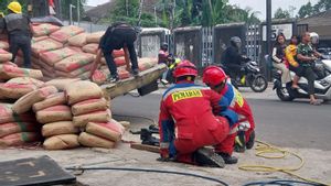 Damkar Jaksel Evakuasi Truk Semen Terperosok di Saluran Air