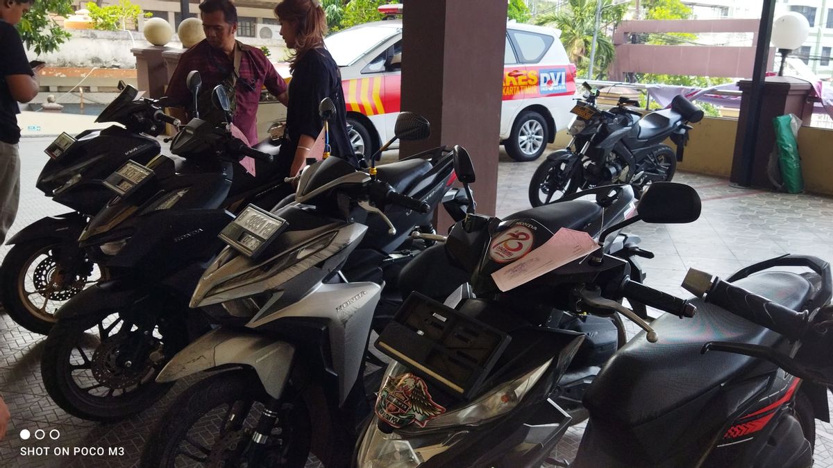 La police a arrêté 3 voleurs de motos dans la région de Jaktim, 4 motos saisies comme preuve