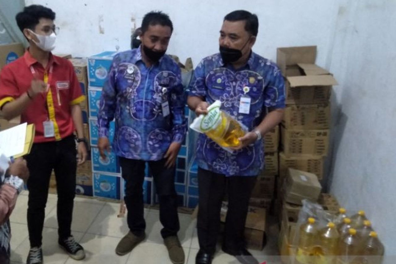 Disperindag Banjarmasin Finds Modern Retail Selling Cooking Oil According To HET, Premium Packaging Rp14,000/Liter