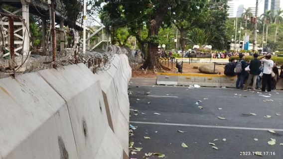 A Number Of Students Call For Actions To 'Prone To Elections For Cheating And Money Politics' At The Horse Statue