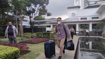 KPK Investigators Bring 2 Suitcases After Searching Bandung City Hall