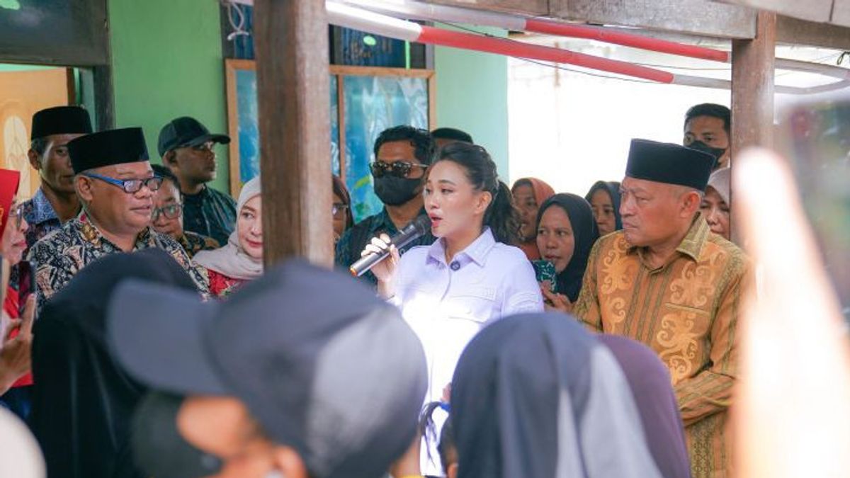 Près d'une semaine, le gouverneur de Malut a finalement visité le lieu touché par le pot-de-vin au Guraping