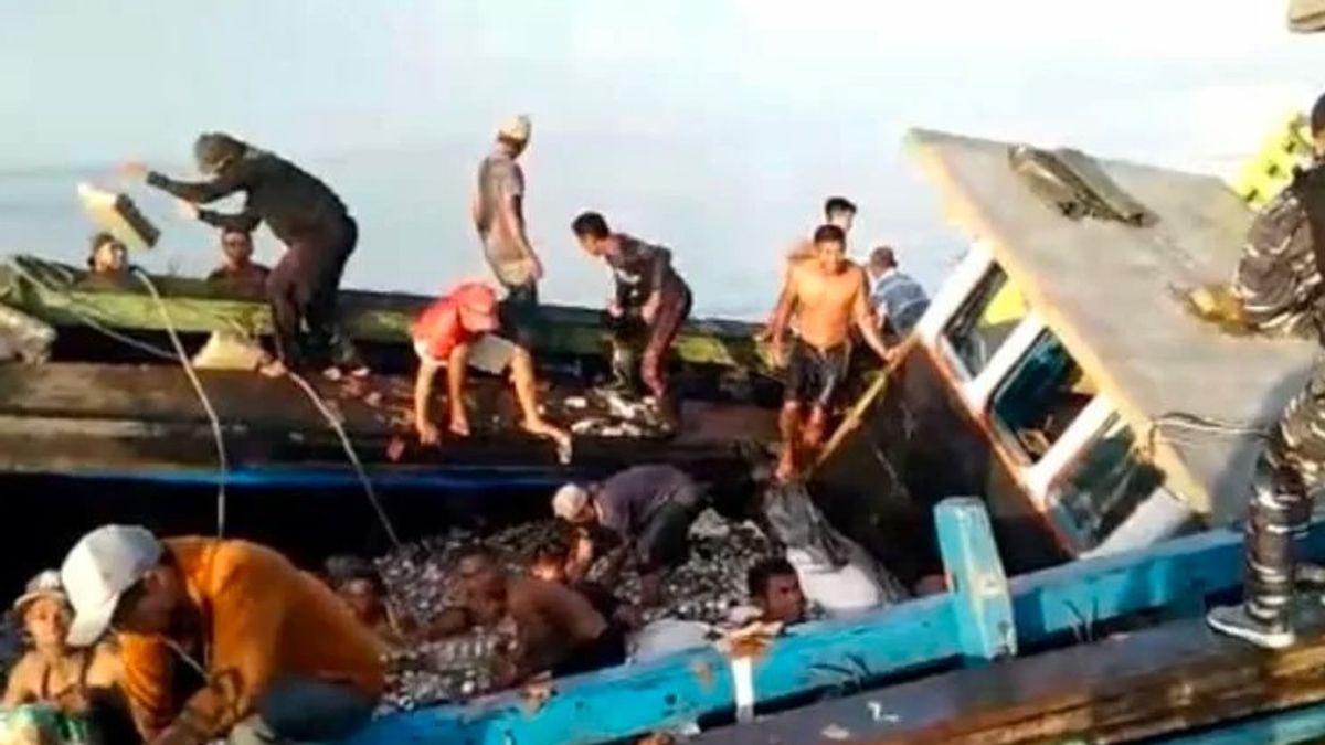 Berita Indonesia: TNI AL Selamatkan Penumpang KM Bagas Arsakhan yang Hampir Tenggelam