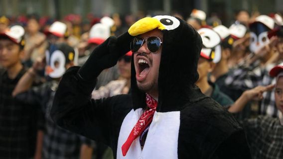 Les supporters de Ganjar Mahfud encouragent le débat, chant et Jogjettes portant des costumes de pingouins