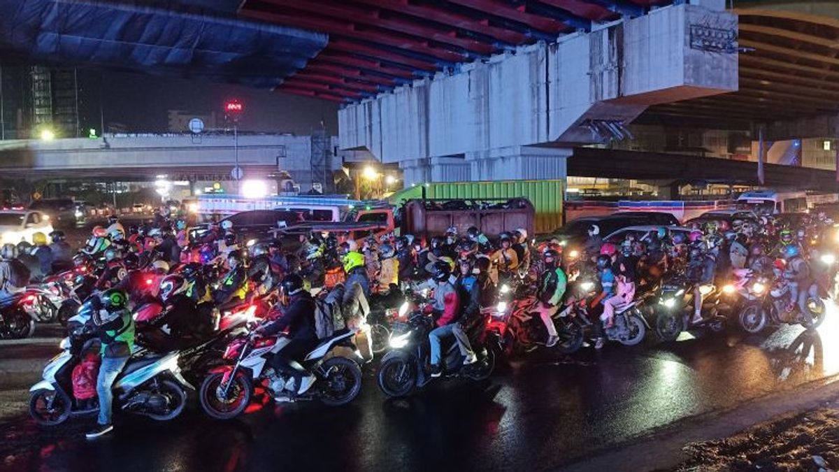 The Volume Of Homecoming Vehicles In Kalimalang Bekasi Doubled On Friday: 23 Thousand Four Wheelers, 29 Thousand Two Wheelers