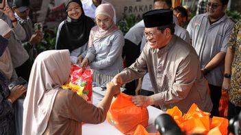 برامونو يوزع 500 حزمة من السلع الغذائية الرخيصة في سيجانجر، يدفع السكان 100 ألف روبية