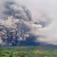 Khofifah Minta Warga Semeru Waspada: Segera Mengungsi Jika Petugas Instruksikan
