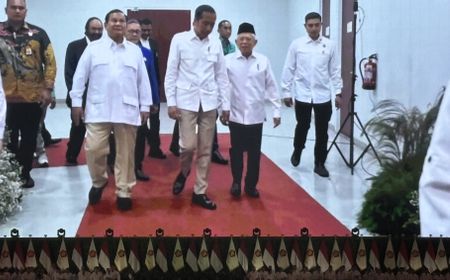 Presiden Jokowi Pakai Baju Safari Putih Saat Hadiri Apel Kader Gerindra