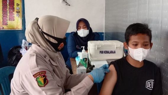 Au Lieu De Payer Des Amendes, Les Contrevenants De La Circulation Dans Le Sud De Sumatra OKU Ont Directement Injecté Des Vaccins