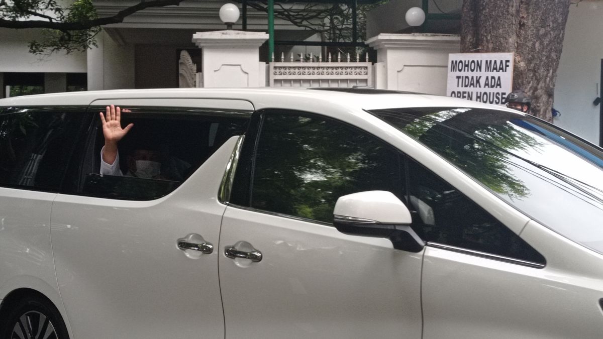 Usai Sambangi Megawati, Prabowo Hanya Lambaikan Tangan dari Mobil