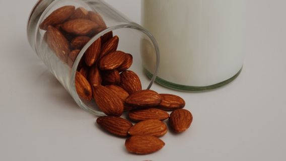 Mana yang Paling Rendah Kalori, Susu Almond atau Susu Kedelai?